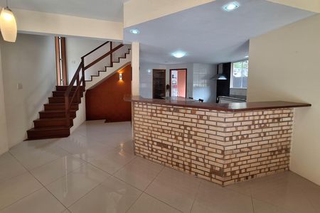Casa de condomínio à venda com 226m², 4 quartos e 2 vagasSala