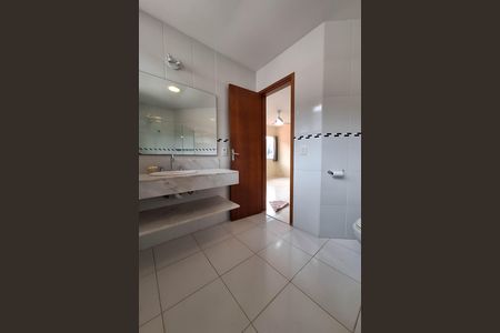 Casa de condomínio à venda com 226m², 4 quartos e 2 vagasBanheiro da Suíte 1