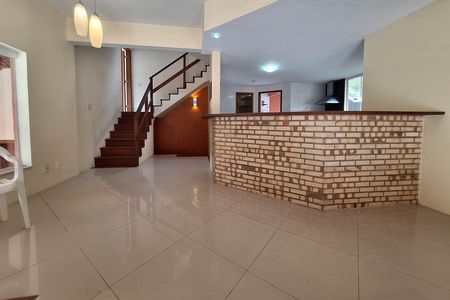 Casa de condomínio à venda com 226m², 4 quartos e 2 vagasSala