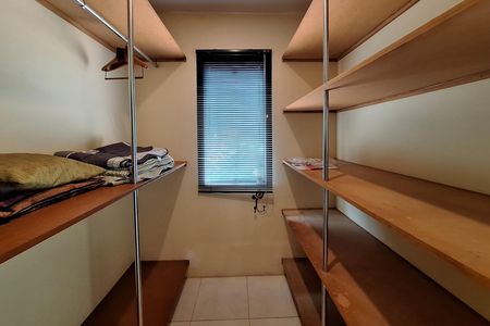 Casa de condomínio à venda com 226m², 4 quartos e 2 vagasCloset da suíte 1