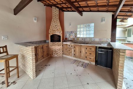 Casa de condomínio à venda com 226m², 4 quartos e 2 vagasQuintal