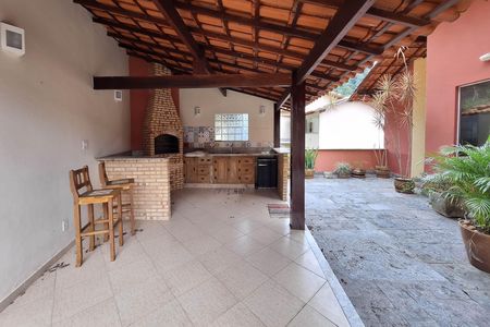 Casa de condomínio à venda com 226m², 4 quartos e 2 vagasQuintal