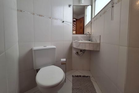 Casa de condomínio à venda com 226m², 4 quartos e 2 vagasLavabo