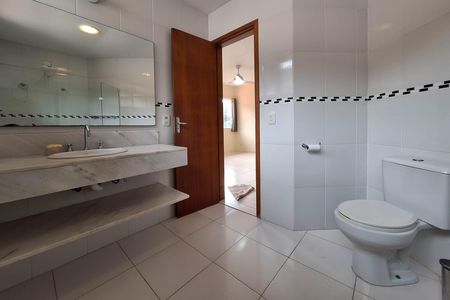 Casa de condomínio à venda com 226m², 4 quartos e 2 vagasBanheiro da Suíte 1