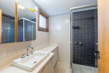Banheiro  de apartamento à venda com 3 quartos, 123m² em Petrópolis, Porto Alegre