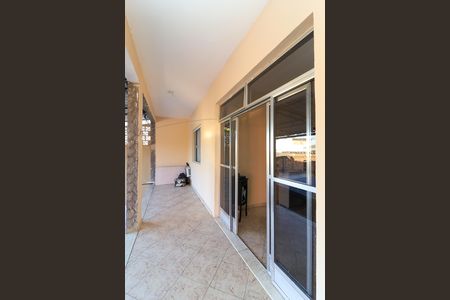 Casa à venda com 220m², 3 quartos e 6 vagas Casa à venda com 220m², 3 quartos e 6 vagasVaranda