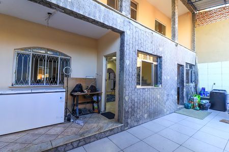 Casa à venda com 220m², 3 quartos e 6 vagas Casa à venda com 220m², 3 quartos e 6 vagasQuintal