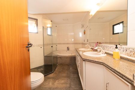 Apartamento à venda com 614m², 5 quartos e 4 vagasBanheiro da Suíte 4
