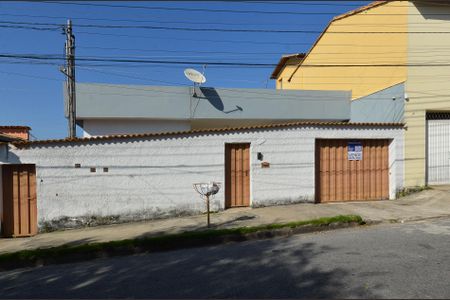 Casa à venda com 177m², 4 quartos e 2 vagas Casa à venda com 177m², 4 quartos e 2 vagasFachada