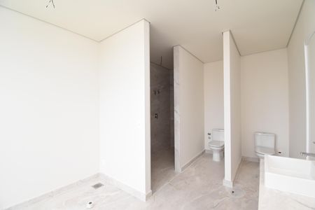 Apartamento à venda com 406m², 4 quartos e 4 vagasBanheiro da Suíte 2