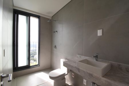 Apartamento à venda com 406m², 4 quartos e 4 vagasBanheiro da Suíte 1