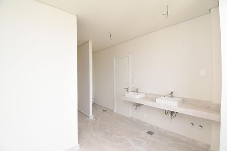 Apartamento à venda com 406m², 4 quartos e 4 vagasBanheiro da Suíte 2