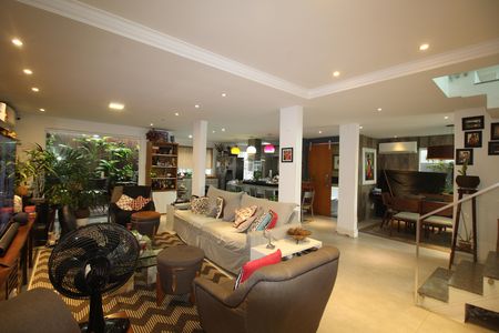 Casa para alugar com 360m², 4 quartos e 2 vagasSala