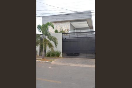 Casa à venda com 462m², 5 quartos e 4 vagas Casa à venda com 462m², 5 quartos e 4 vagasFachada