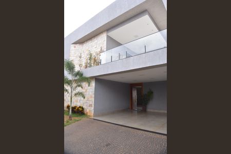 Casa à venda com 462m², 5 quartos e 4 vagas Casa à venda com 462m², 5 quartos e 4 vagasFachada