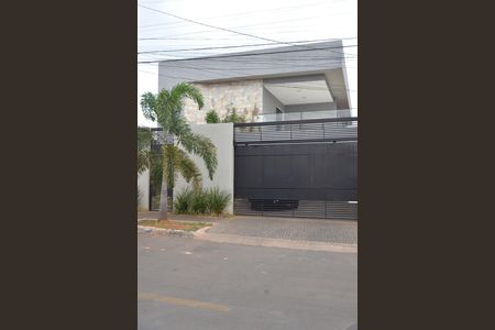 Casa à venda com 462m², 5 quartos e 4 vagas Casa à venda com 462m², 5 quartos e 4 vagasFachada