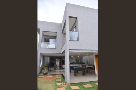 Casa à venda com 462m², 5 quartos e 4 vagas Casa à venda com 462m², 5 quartos e 4 vagasFachada