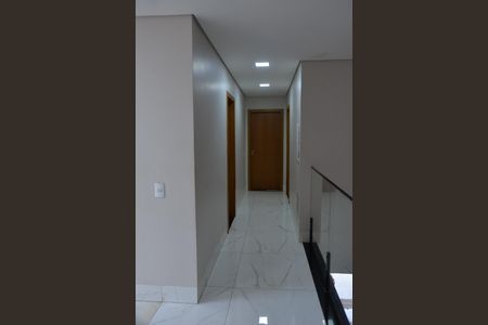 Casa à venda com 462m², 5 quartos e 4 vagas Casa à venda com 462m², 5 quartos e 4 vagasCorredor