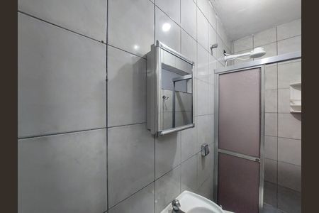 Banheiro de casa para alugar com 1 quarto, 60m² em Jardim das Imbuias, São Paulo