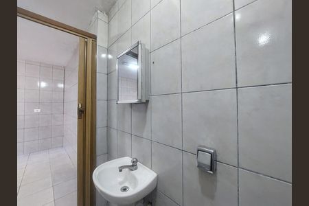 Banheiro de casa para alugar com 1 quarto, 60m² em Jardim das Imbuias, São Paulo