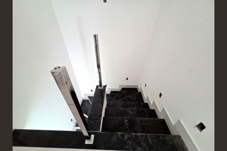 Casa à venda com 130m², 3 quartos e 2 vagasEscada