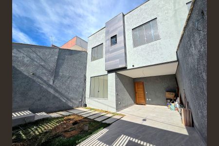 Casa à venda com 130m², 3 quartos e 2 vagasÁrea externa