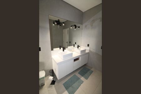 Casa de condomínio para alugar com 376m², 5 quartos e 4 vagasBanheiro da Suíte 2