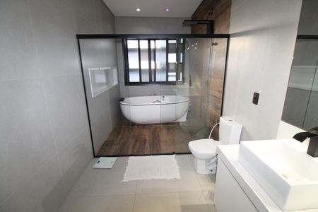 Casa de condomínio para alugar com 376m², 5 quartos e 4 vagasBanheiro da Suíte 2