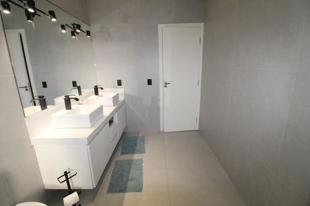 Casa de condomínio para alugar com 376m², 5 quartos e 4 vagasBanheiro da Suíte 2