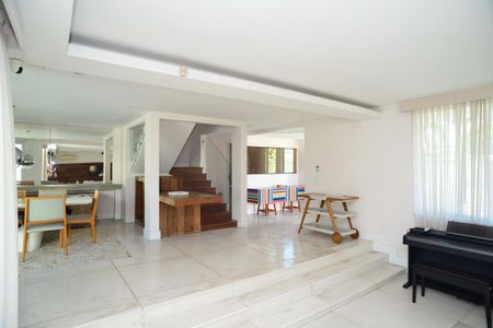 Sala de casa de condomínio para alugar com 3 quartos, 800m² em Barra da Tijuca, Rio de Janeiro