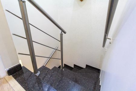 Casa de condomínio à venda com 199m², 3 quartos e 2 vagas Casa de condomínio à venda com 199m², 3 quartos e 2 vagasEscada