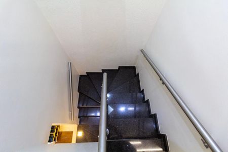 Casa de condomínio à venda com 199m², 3 quartos e 2 vagas Casa de condomínio à venda com 199m², 3 quartos e 2 vagasEscada
