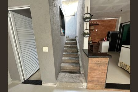 Casa de condomínio para alugar com 197m², 3 quartos e 4 vagasEscada