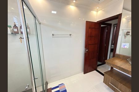 Casa de condomínio para alugar com 197m², 3 quartos e 4 vagasBanheiro