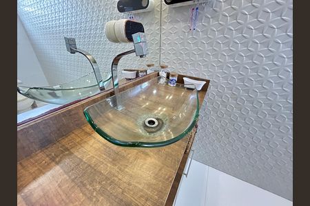 Casa de condomínio para alugar com 197m², 3 quartos e 4 vagasBanheiro