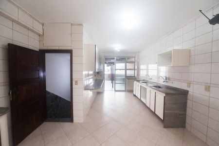 Casa à venda com 270m², 5 quartos e 3 vagas Casa à venda com 270m², 5 quartos e 3 vagasCozinha