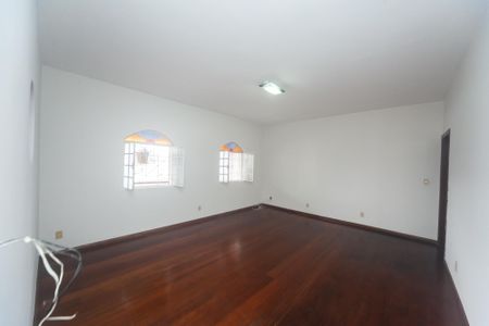 Casa à venda com 270m², 5 quartos e 3 vagas Casa à venda com 270m², 5 quartos e 3 vagassala