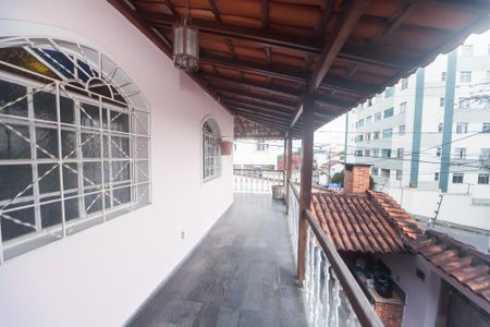 Casa à venda com 270m², 5 quartos e 3 vagas Casa à venda com 270m², 5 quartos e 3 vagasVaranda da Sala