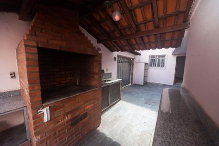 Casa à venda com 270m², 5 quartos e 3 vagas Casa à venda com 270m², 5 quartos e 3 vagasQuintal / churraqueira