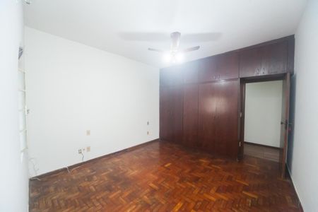 Casa à venda com 270m², 5 quartos e 3 vagas Casa à venda com 270m², 5 quartos e 3 vagassuite