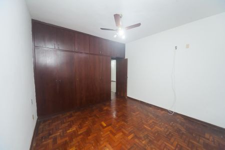 Casa à venda com 270m², 5 quartos e 3 vagas Casa à venda com 270m², 5 quartos e 3 vagassuite