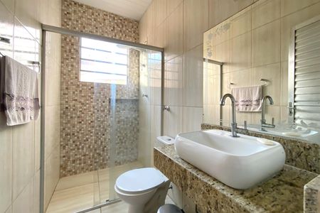 Casa à venda com 420m², 4 quartos e 1 vagaBanheiro 2