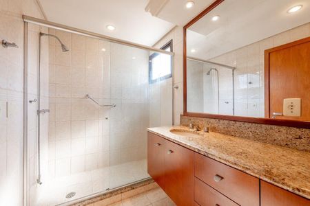 Apartamento para alugar com 242m², 3 quartos e 3 vagasBanheiro 3