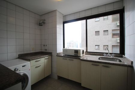 Apartamento para alugar com 242m², 3 quartos e 3 vagasÁrea de Serviço