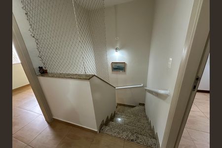 Casa de condomínio para alugar com 135m², 4 quartos e 3 vagas Casa de condomínio para alugar com 135m², 4 quartos e 3 vagasEscada