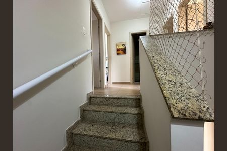 Casa de condomínio para alugar com 135m², 4 quartos e 3 vagas Casa de condomínio para alugar com 135m², 4 quartos e 3 vagasEscada