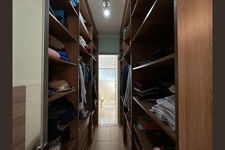 Casa de condomínio para alugar com 135m², 4 quartos e 3 vagas Casa de condomínio para alugar com 135m², 4 quartos e 3 vagasCloset da suíte