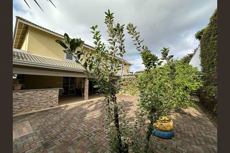 Casa de condomínio para alugar com 135m², 4 quartos e 3 vagas Casa de condomínio para alugar com 135m², 4 quartos e 3 vagasQuintal