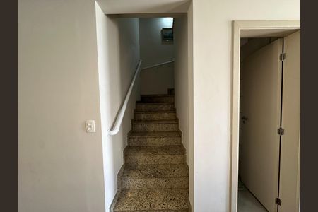 Casa de condomínio para alugar com 135m², 4 quartos e 3 vagas Casa de condomínio para alugar com 135m², 4 quartos e 3 vagasEscada