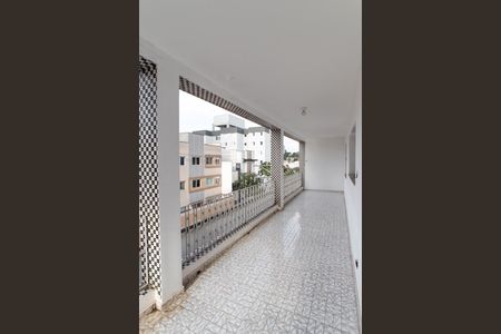 Casa para alugar com 320m², 3 quartos e 1 vaga Casa para alugar com 320m², 3 quartos e 1 vagaVaranda